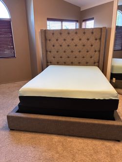 Queen size bedframe