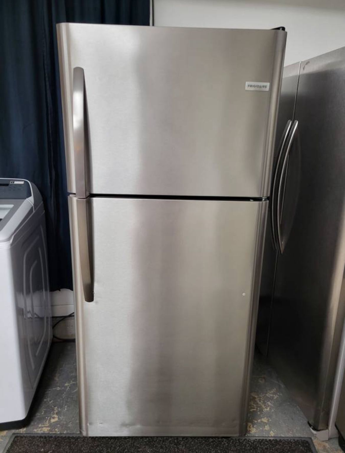 2019 Frigidaire stainless steel refrigerator (delivery available)