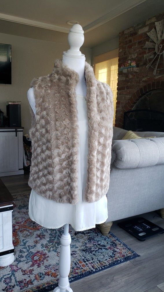 Size Small ELLE fux Fur Vest New Without Tags