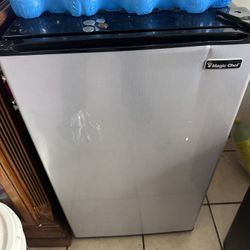 Mini Fridge Magic Chef