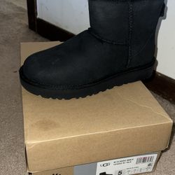 Black Uggs 5y