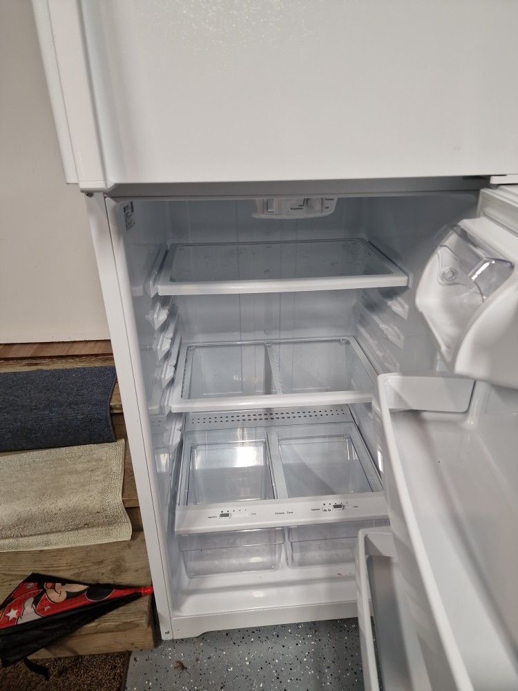 GE Refrigerator Model GTS18GTHJRWW