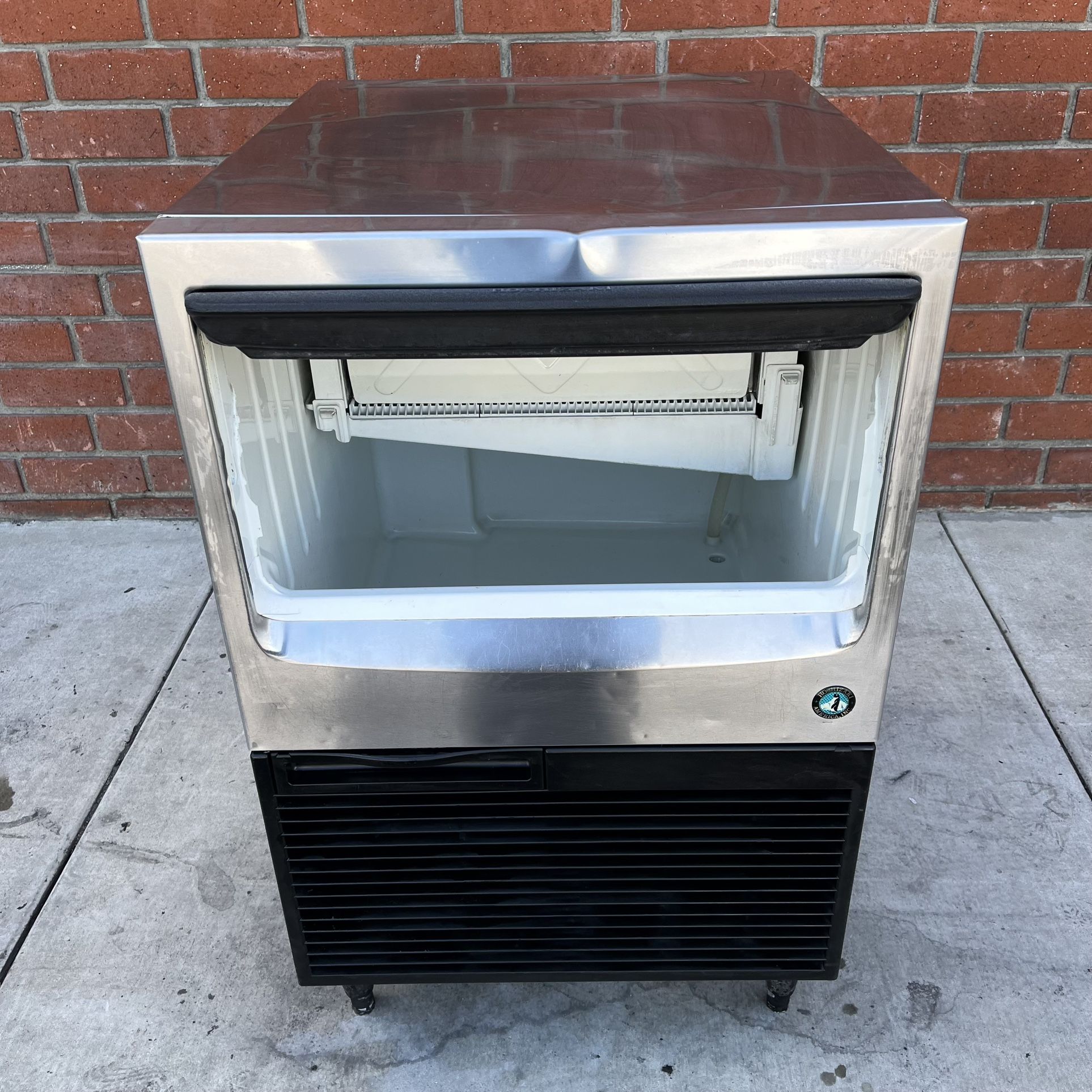Hoshizaki KM-151BAH Air cooled ice maker 24” for Sale in Anaheim