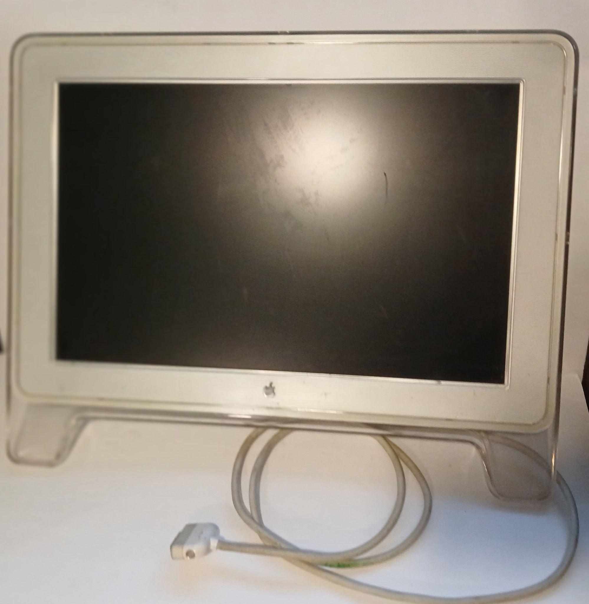 Apple Cinema HD Display (20-inch DVI)  TESTED