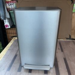 Used Kohler 47L Step Trash Can, Step is not opening the lead.