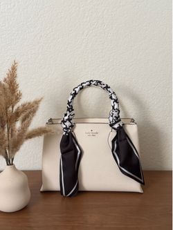 Silk-Style Scarf – Elegant & Versatile Accessory