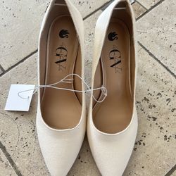 NWT Gloria Vanderbilt women elegant cream high heels Size 9