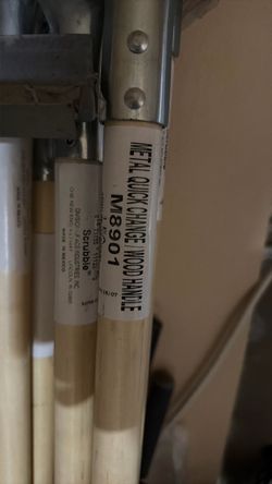 Quick change wood handle mop