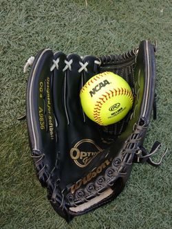 New -WILSON  12-1/2 INCH SOFT BALL GLOVE