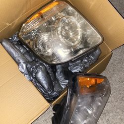 Used 2007 GMC Yukon Headlights 