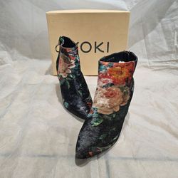 Yoki Floral Velvet Pointed-Toe Ankle Boots - size 9