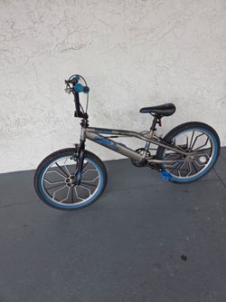 Mongoose
/
Bicycles
Mongoose Radical kids BMX bike, 20-inch mag wheel, Boys, Grey