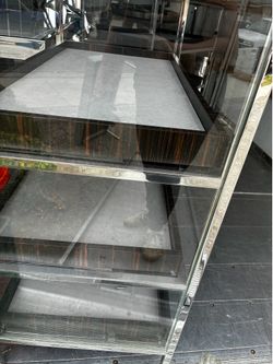 Free display case grey bench