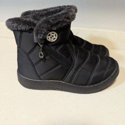 Women's Hsyooes Faux Fur Lined Waterproof Boots Size 7(38).   $25 Firm Cash Only 