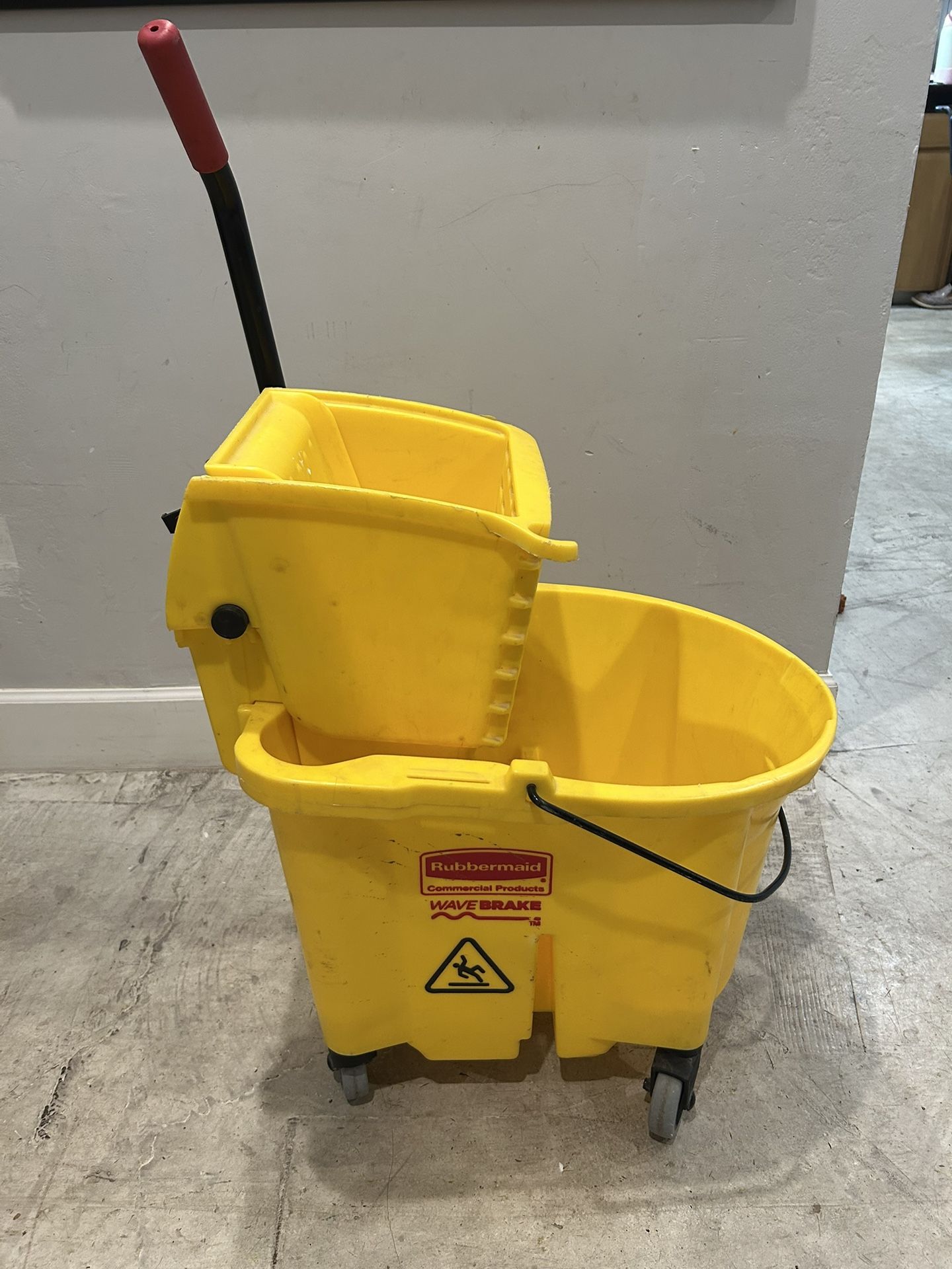 Rubbermaid Wavebrake Mop Bucket Cleaner
