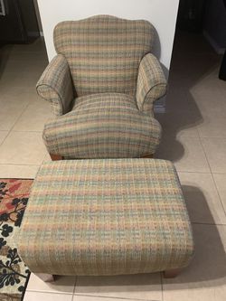 Set of 2 chairs with ottoman