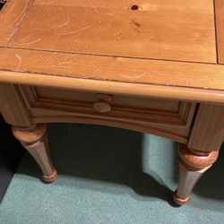 Nice Thomasville end table 