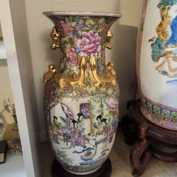 Beautiful Set Of 2 Vases
