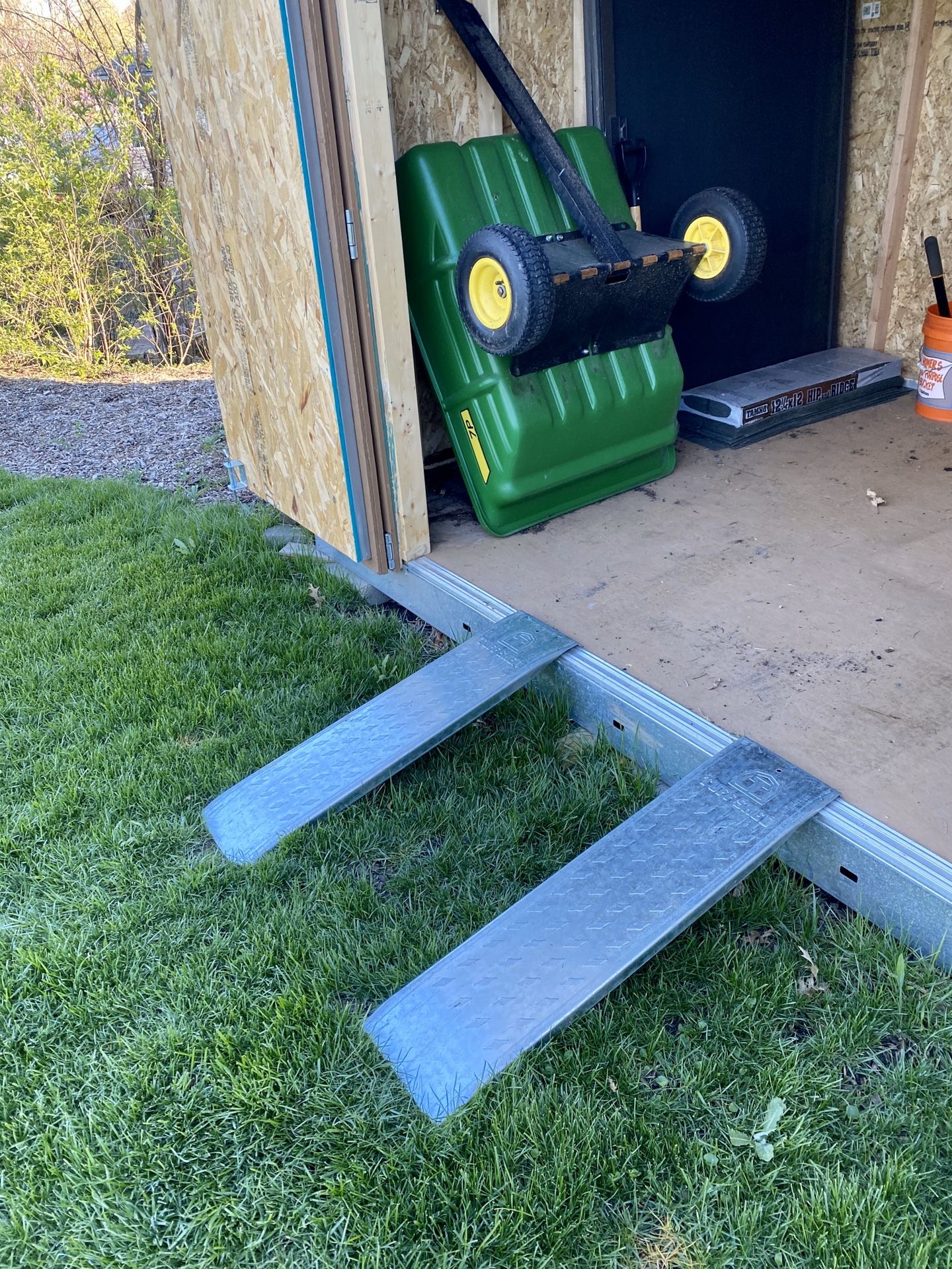 John Deere E100 42in Lawn Mower Tractor + tow cart for Sale in Bartlett