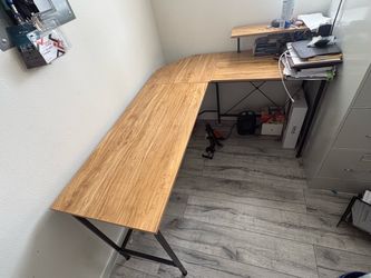 Corner desk