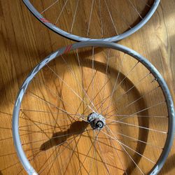 2 complete Wheels 28in, 622  Scadium OSB wheels trek bike complete good condition