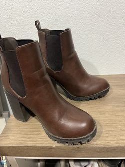 Size 6 . Brown Boots