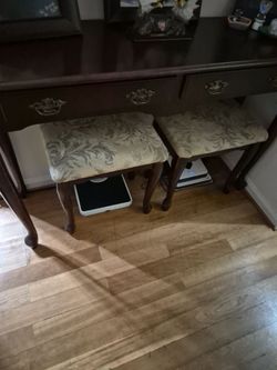 Cherry side tabke with two drawer and chsirs 14X47X31