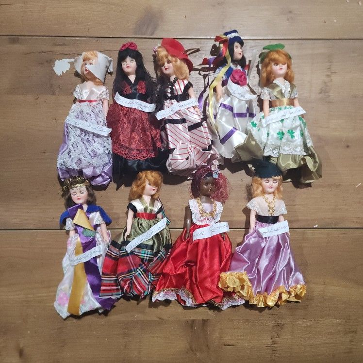 Vintage Arco Dolls Of The World