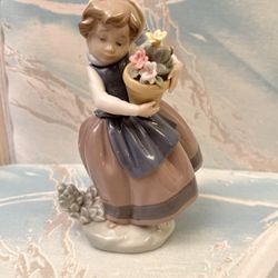 LLADRO SPAIN FIGURINE #5223 "SPRING IS HERE"  GIRL WITH FLOWERS BASKET EUC