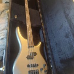 Ibanez Soundgear Bass With Case And Wall Hanger