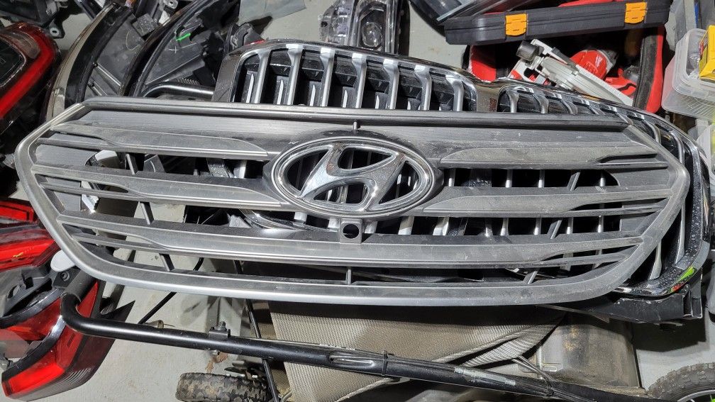 Hyundai Tucson Grille Part