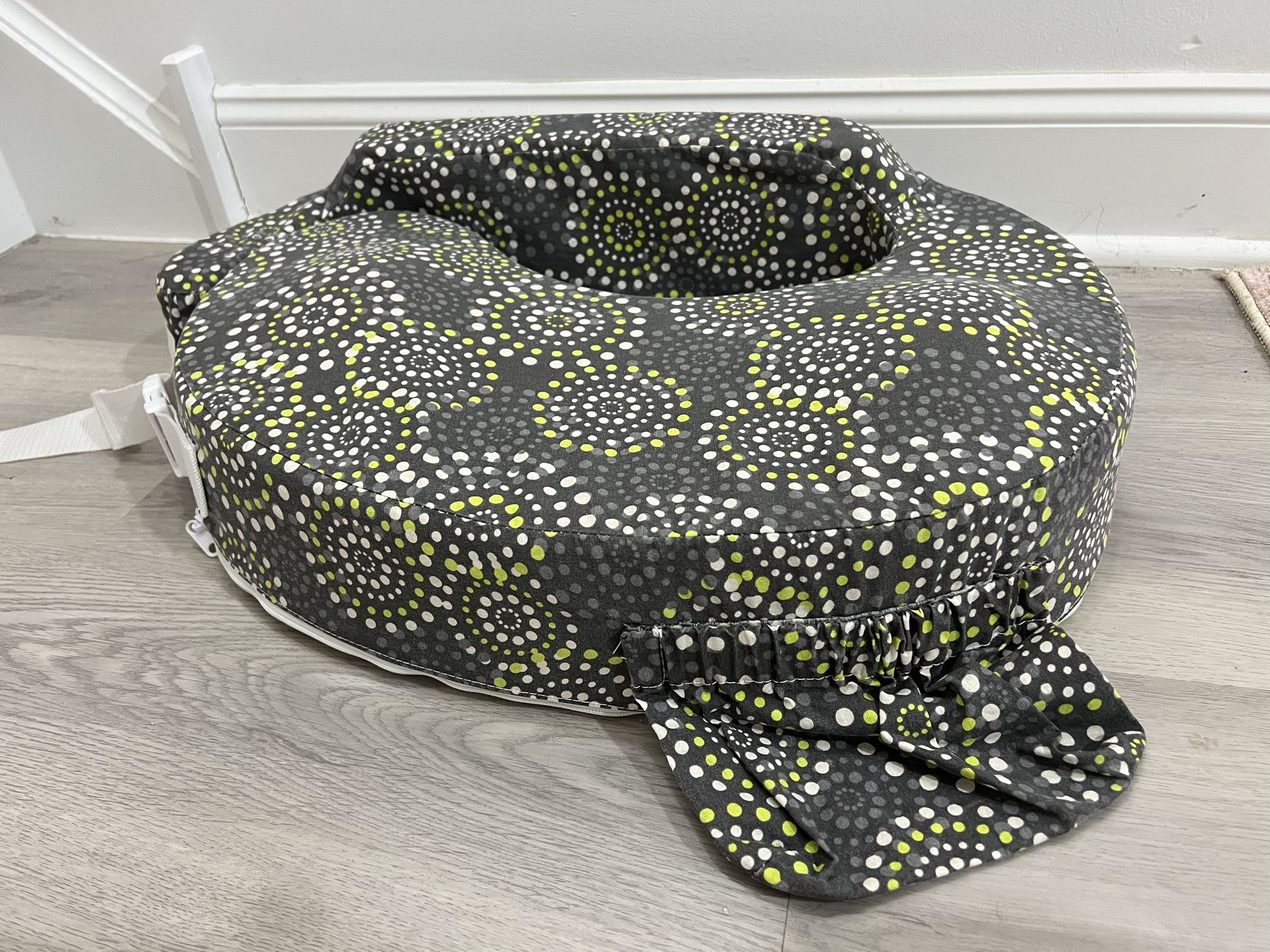 Like New - My Brest Friend Nursing Pillow