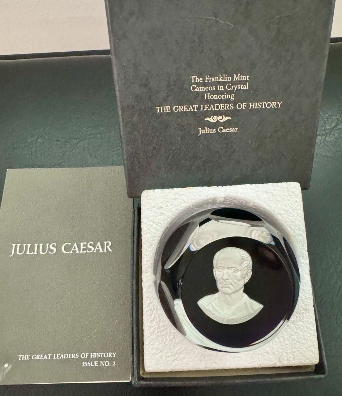 Baccarat Crystal Franklin Mint Paperweight the great Leader of history Cameo Julius Caesar In great condition Comes in box with certificate of authe