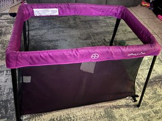 Travel size play pen