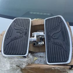 Floor pedals for cruiser style motorcycle