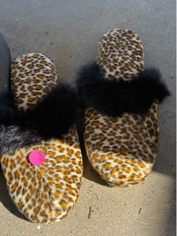 Women’s slippers size 7