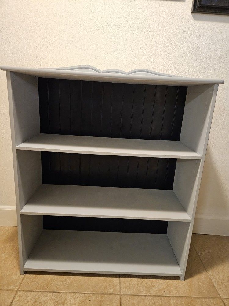 Wonderful bookcase with fantastic shades of blue!