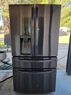 Fridge LG black slate stainless steel refrigerator with water and ice dispenser