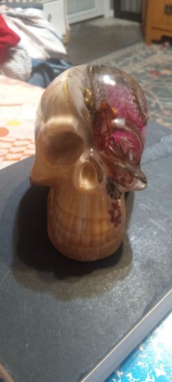 Handmade resin skull 4 "tall