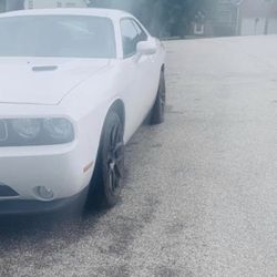 2013 Challenger Runs drives Needs Alignment And A Passenger door panel 10.500 Is My Get It Gone Price 86,000 Miles Clean Tittle 