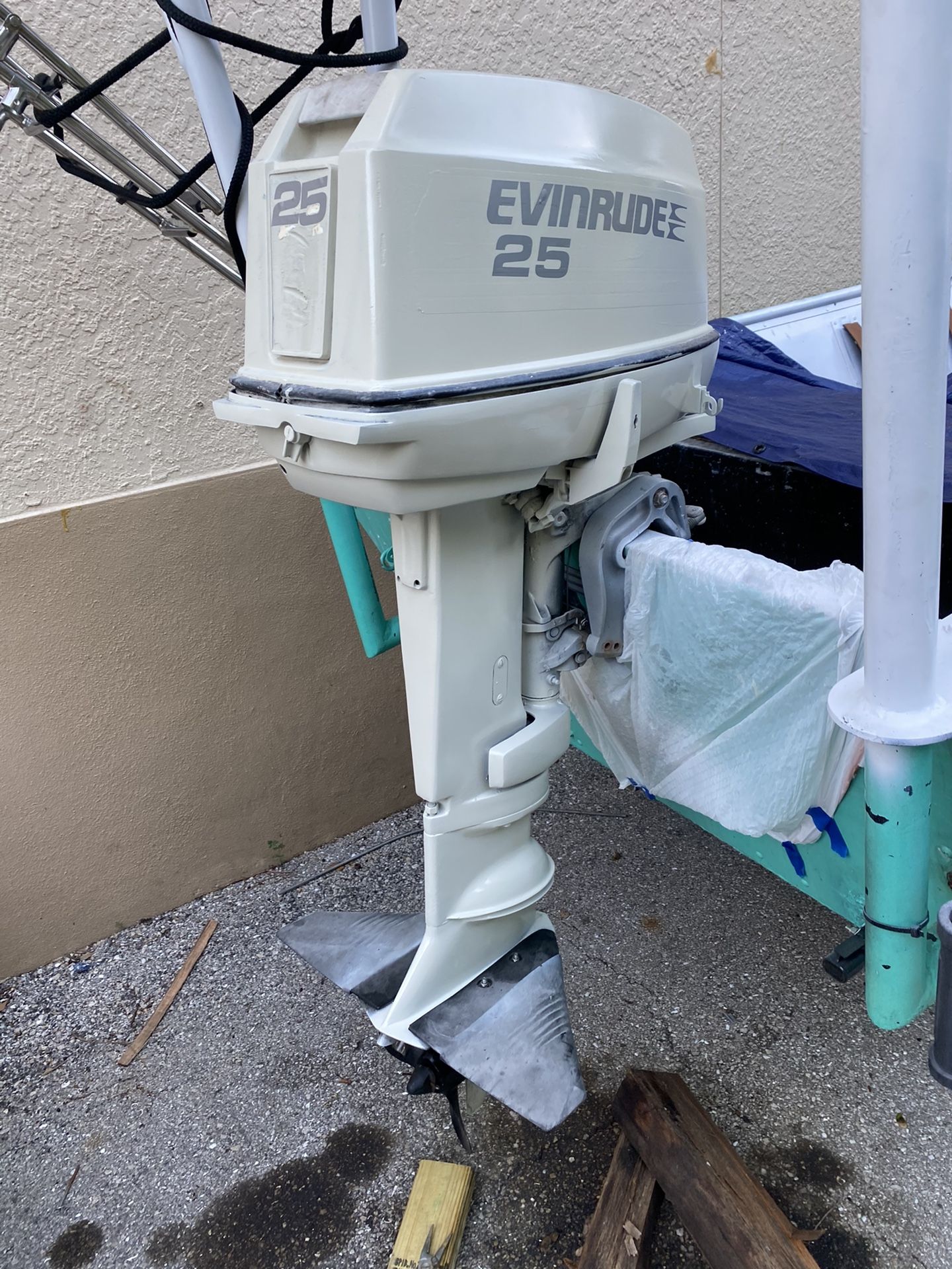 Evinrude 25 Hp 2 Stroke Outboard Motor 