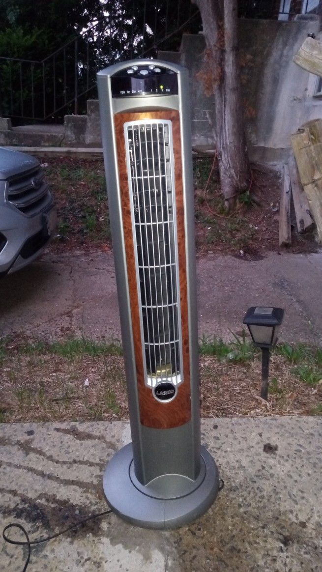 Oscillating Tower Fan With Remote Control WORKS PERFECT