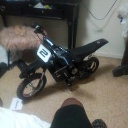 Razor Dirt Bike Idk The Brand But It's Brand New All Black  I Want 300 Or The Best Offer Comes With The Charger And Everything 