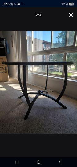 Round dining room table 44" W 30" H no delivery Do not send lower offers