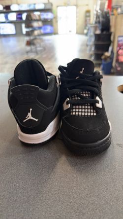 Black and white Jordan size 9c