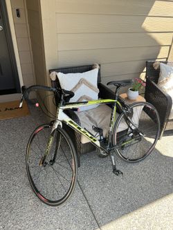 Fuji CCR 3 56” Carbon Road Bike