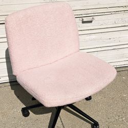 Criss-cross Comfy Chair! Fine Quality.  Henglin Home