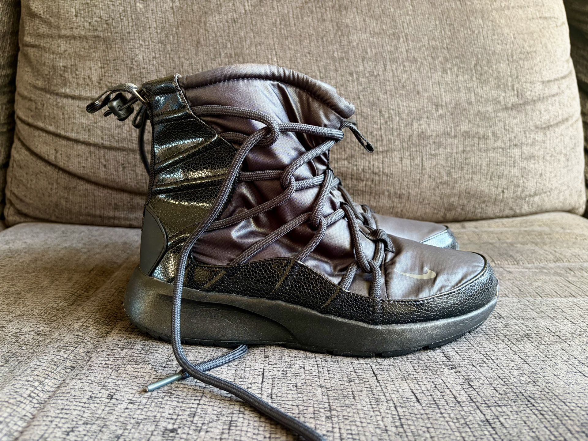 Nike Women's Tanjun Boots Size 8