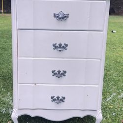 Solid Wood Antique 4 Drawer Chest Of Drawers & Night Stand For Sale 