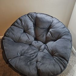 Round chair with wooden frame